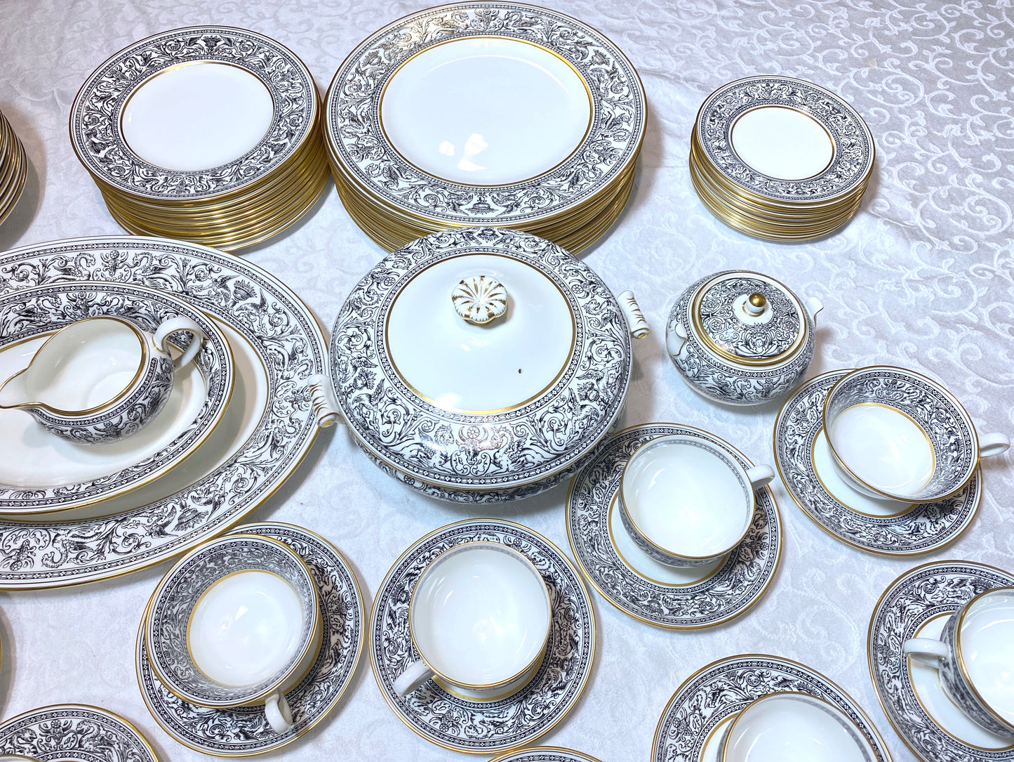 65 pcs Wedgwood Florentine Black bone china dinnerware set for 12, W4312, nice!