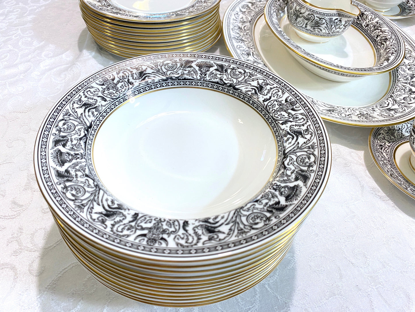65 pcs Wedgwood Florentine Black bone china dinnerware set for 12, W4312, nice!