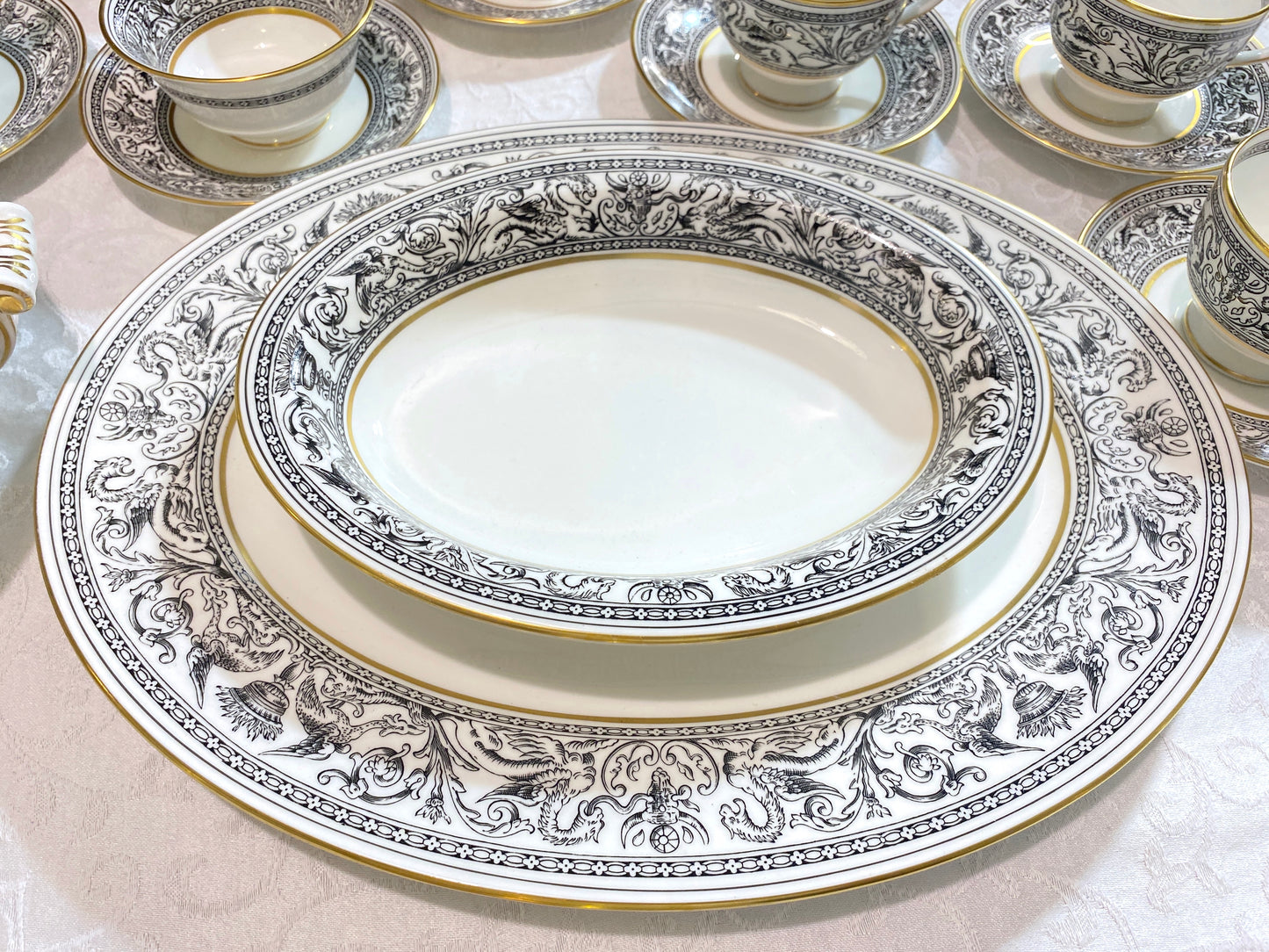 65 pcs Wedgwood Florentine Black bone china dinnerware set for 12, W4312, nice!