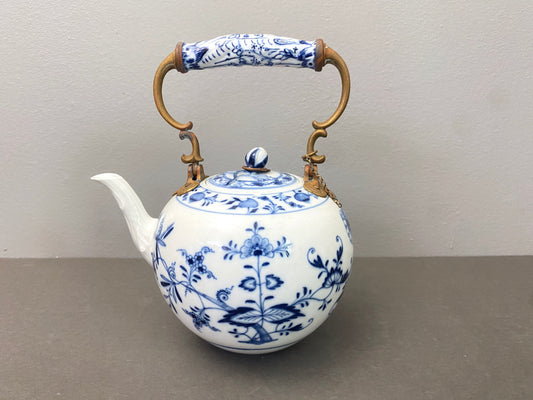 RARE!Early 19 century MEISSEN "blue onion" teapot w/ copper handle, cross swords