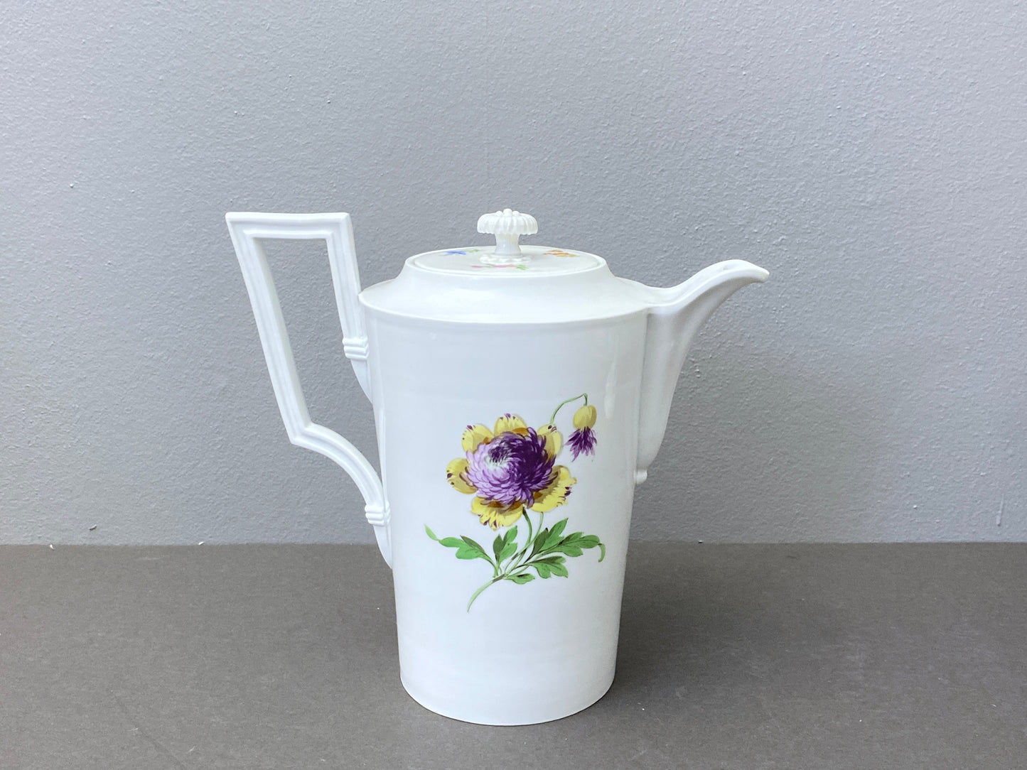 Meissen Coffee Pot, Bauhaus art deco style, hand-Painted Floral,Crossed Swords, 1920s, holds 5.5 cups/1300ml