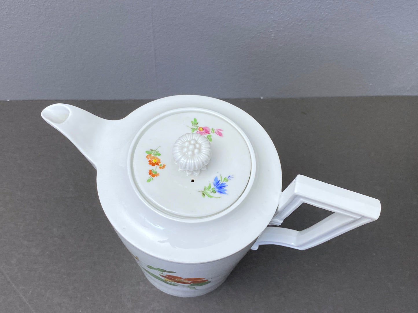 Meissen Coffee Pot, Bauhaus art deco style, hand-Painted Floral,Crossed Swords, 1920s, holds 5.5 cups/1300ml