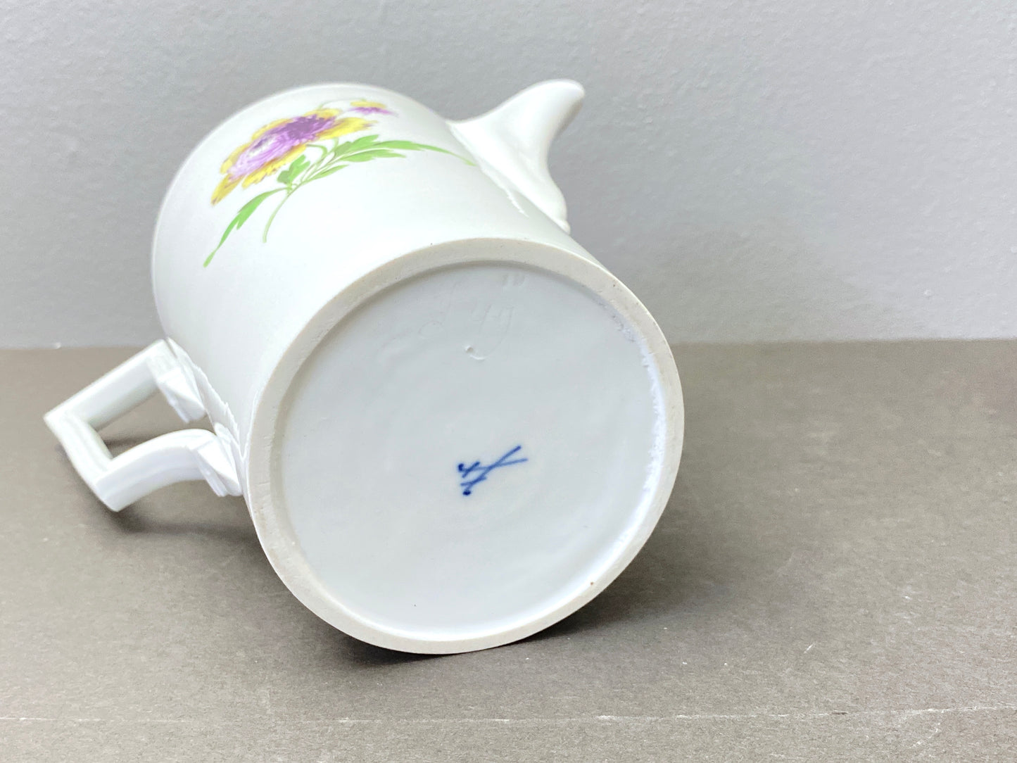 Meissen Coffee Pot, Bauhaus art deco style, hand-Painted Floral,Crossed Swords, 1920s, holds 5.5 cups/1300ml