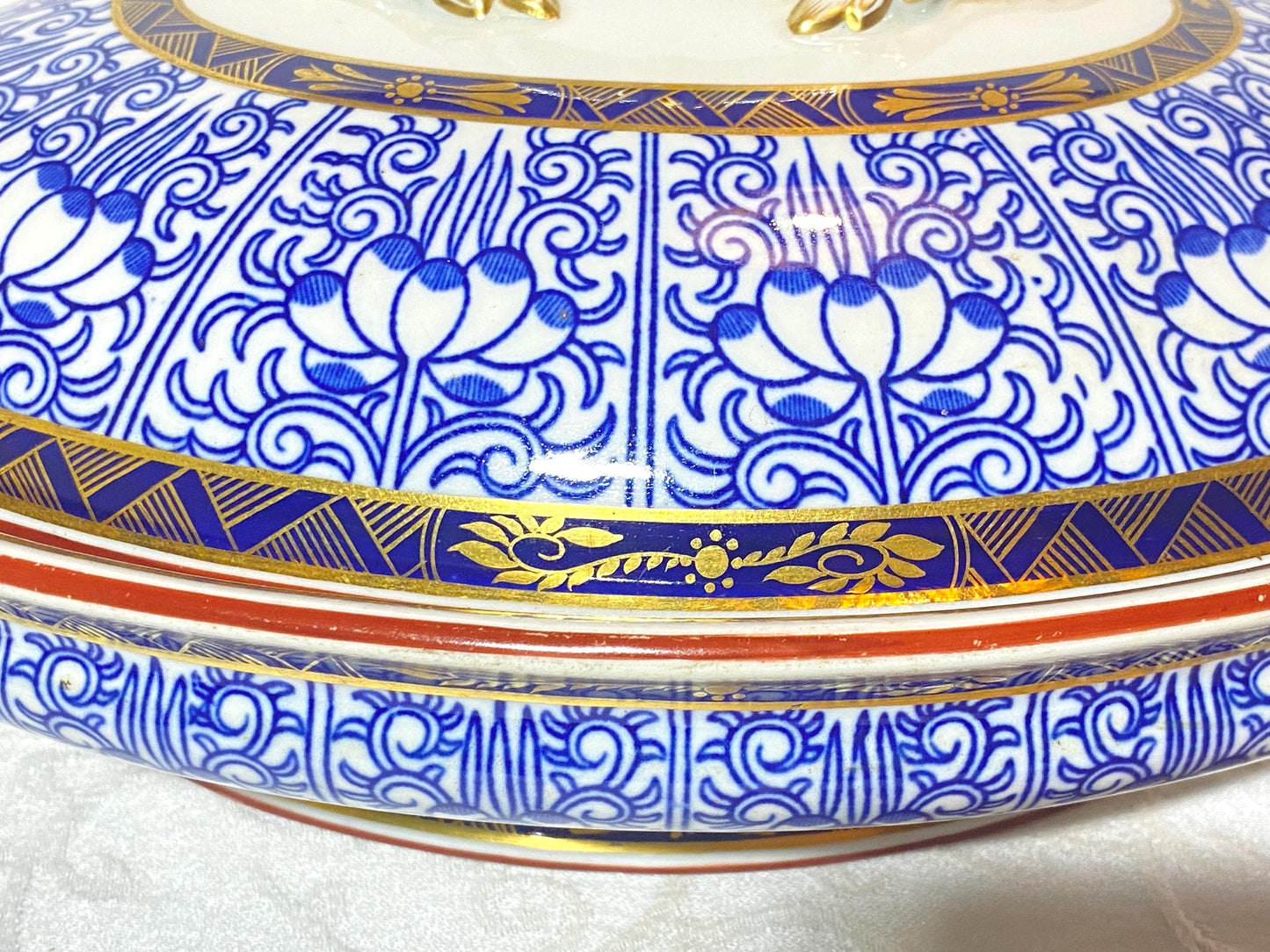 Antique Royal Worcester English Porcelain Blue and White "Royal Lily " lidded tureen, Circa 1906