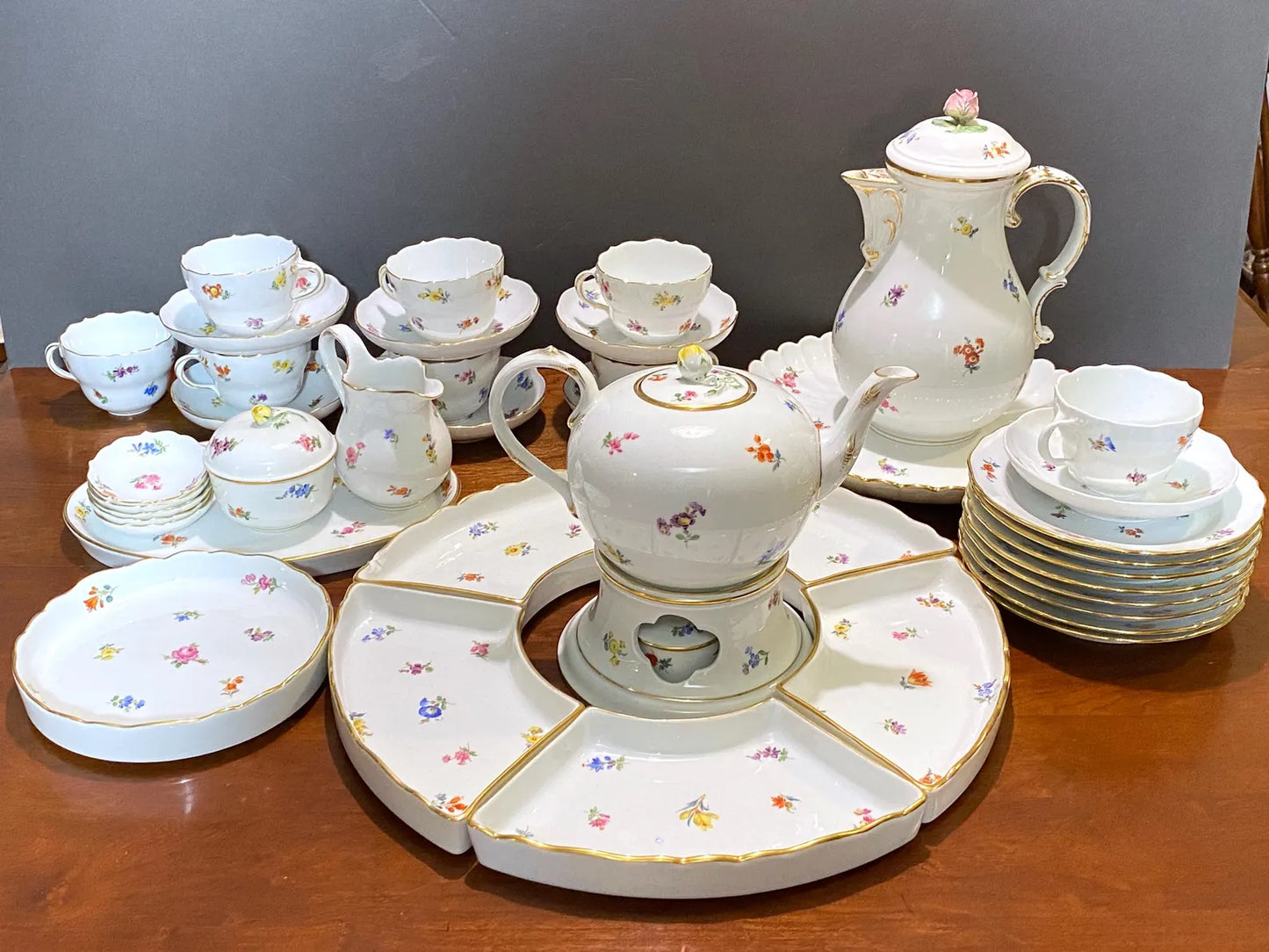 Meissen "Scattered Flowers" Porcelain Tea & Coffee Service: 40-Piece Gold Rim Set