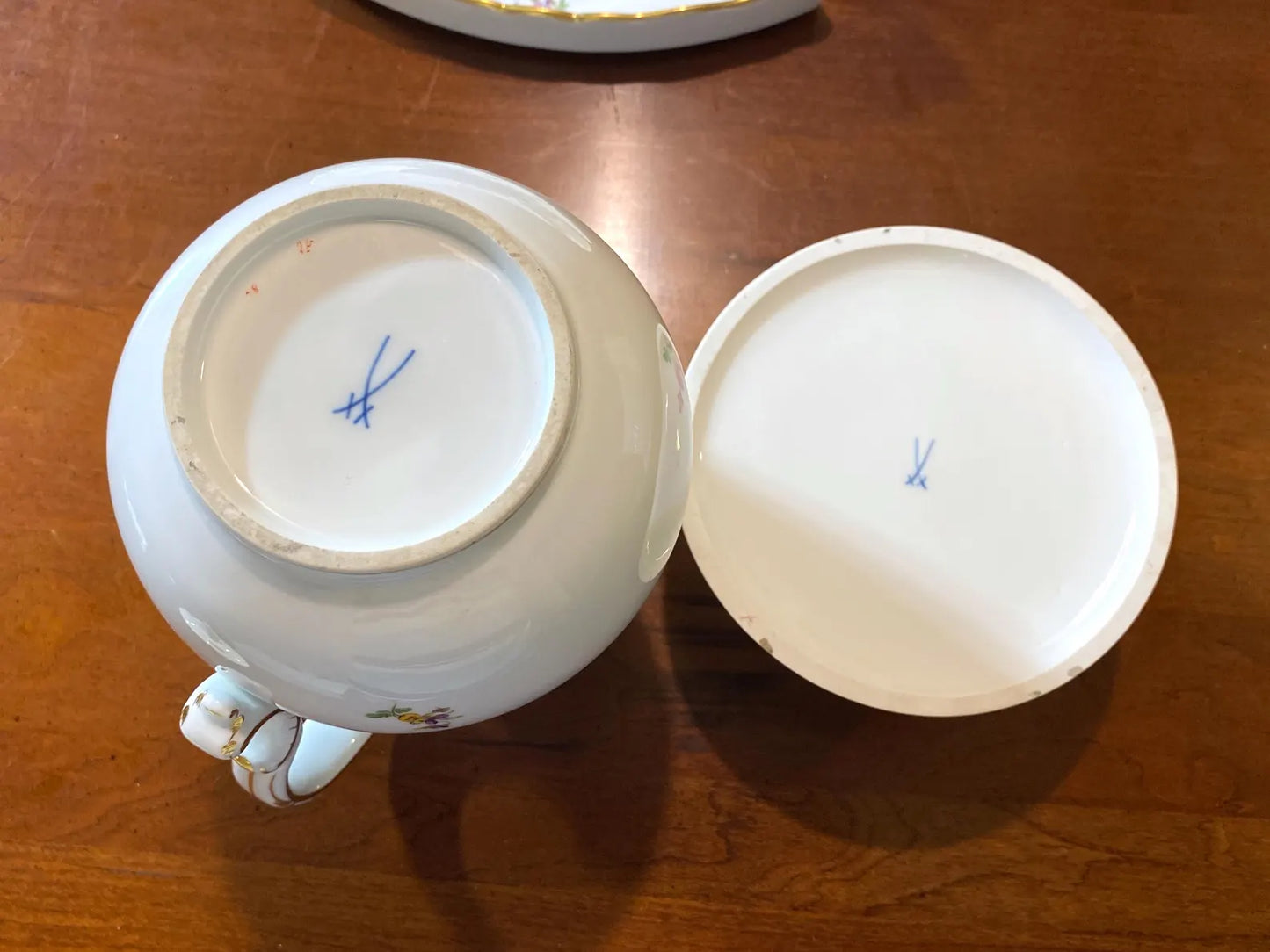 Meissen "Scattered Flowers" Porcelain Tea & Coffee Service: 40-Piece Gold Rim Set